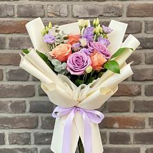Букет цветов из:  Лизиантусы и Розы в Темрюке