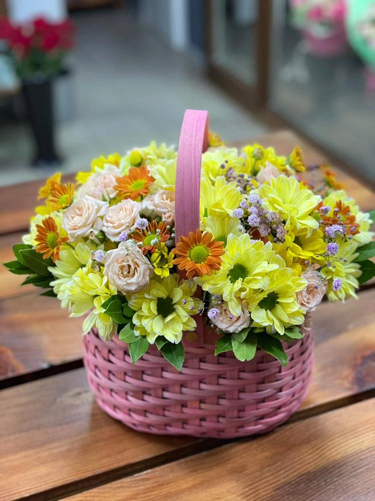 Цветочная композиция из Хризантемы и Розы в корзине в Темрюке