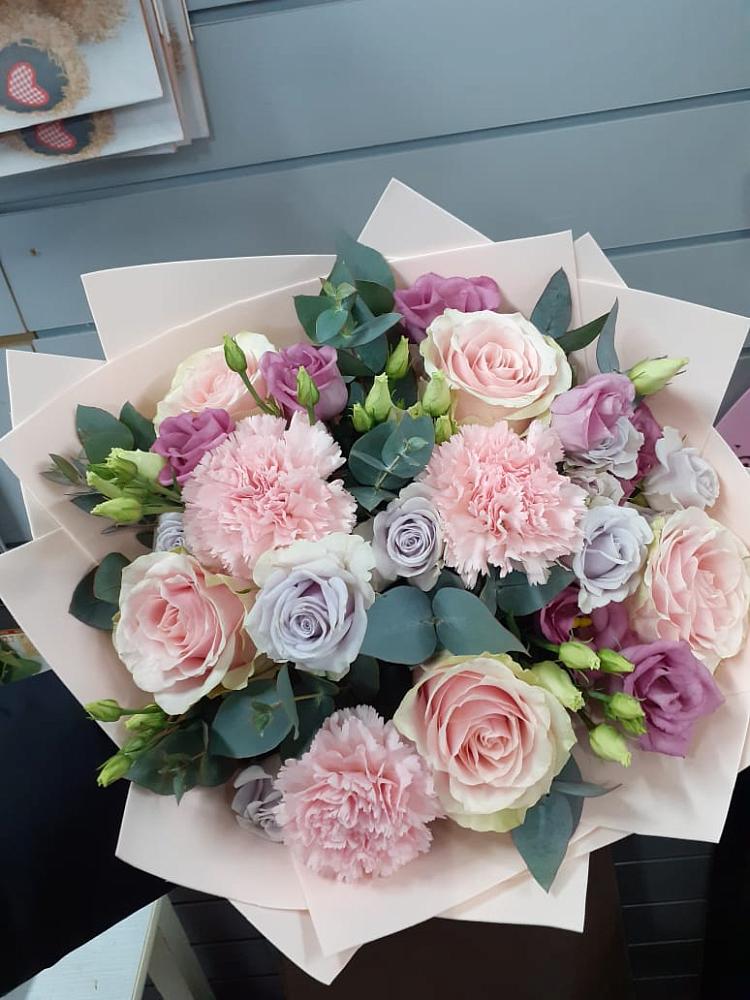 Букет цветов из: Розы, Гвоздики и Лизиантусы в Темрюке