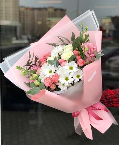 Букет цветов из: Розы, Лизиантусы и Хризантемы в Темрюке